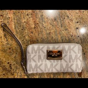 Michael kors wristlet wallet